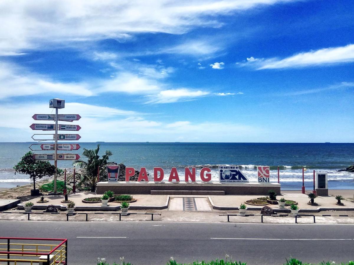 Ibis Padang Hotel Exterior photo